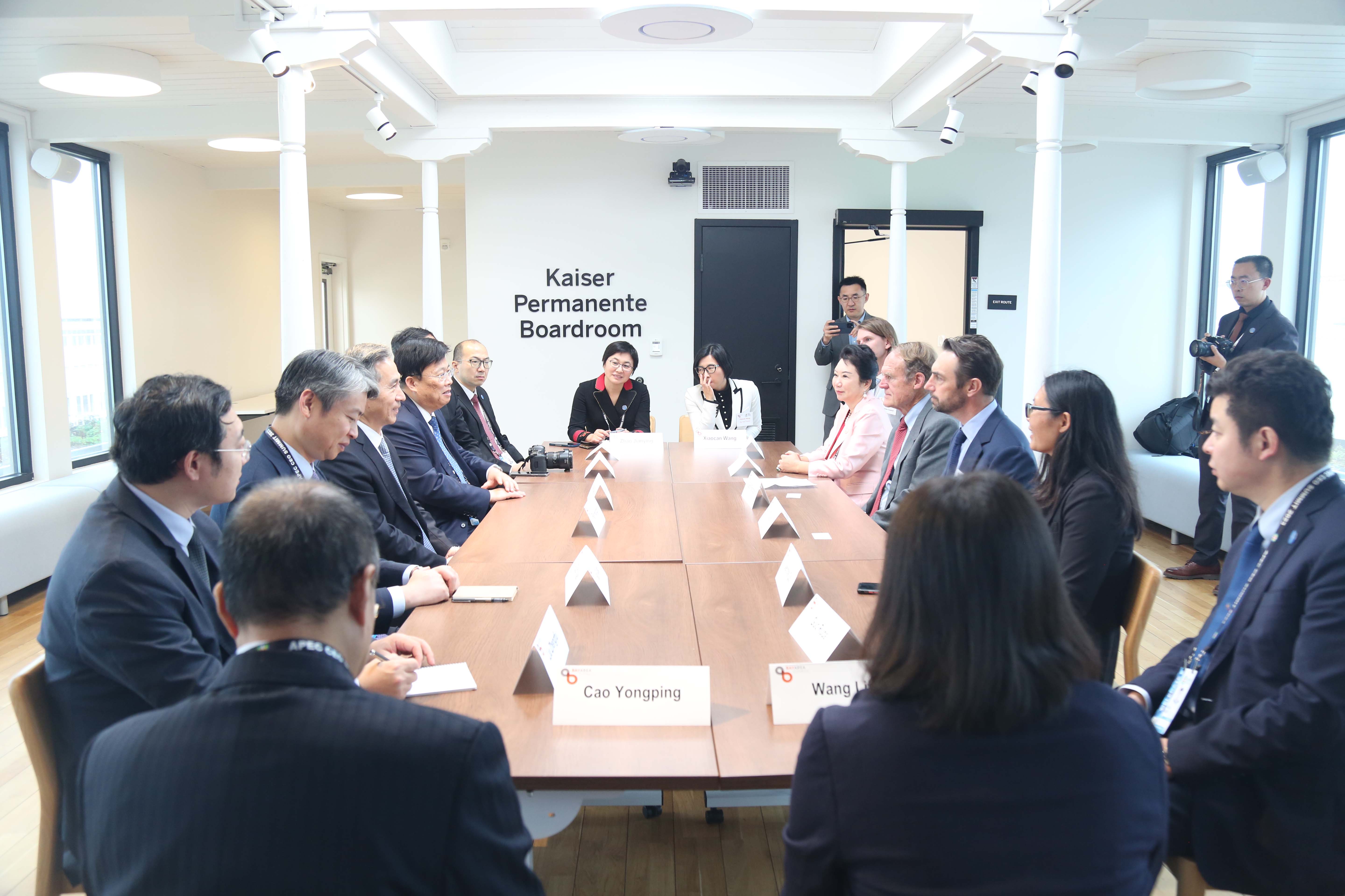 加拿大28集团董事局李俐与中国贸促会会长任鸿斌交流